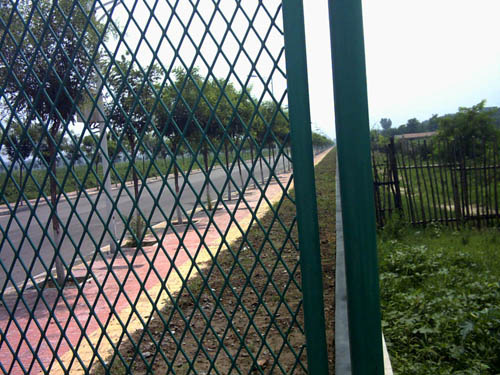 鋼板網(wǎng)護(hù)欄2 鋼板網(wǎng)護(hù)欄2